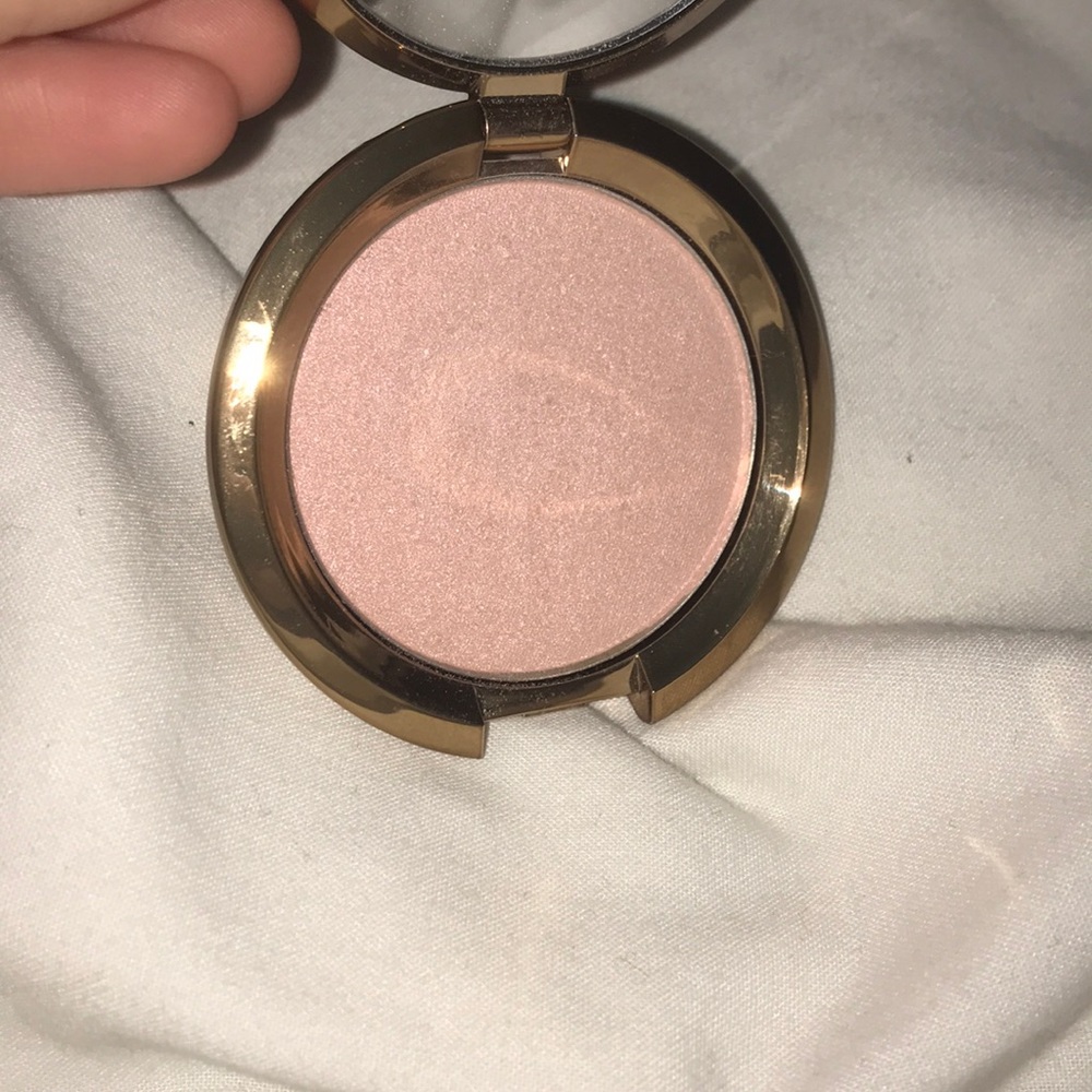 Becca Light Chaser Highlight in Rose Quartz